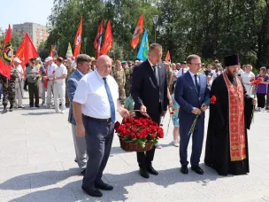 Министр социальной политики Игорь Седых вместе с ветеранами почтил память защитников Отечества
